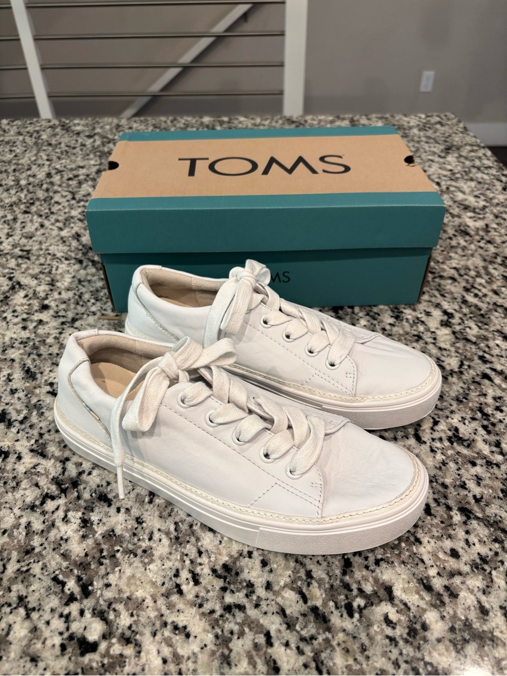 Woman's TOMS Alex White Leather Sneaker Shoes Sz 8